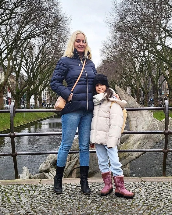 تصویر بی حجاب مهناز افشار در کنار فرزندش تصویر بی حجاب مهناز افشار در کنار فرزندش