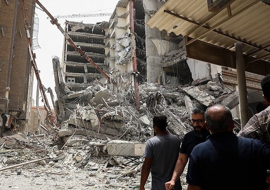 تلاش شبانه برای جستجوی افراد گرفتار در ساختمان متروپل تلاش شبانه برای جستجوی افراد گرفتار در ساختمان متروپل