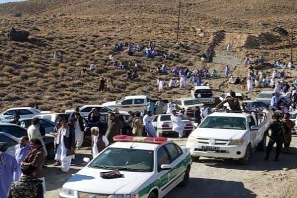 معترضان معادن طلای تفتان را به تعطیلی کشاندند!