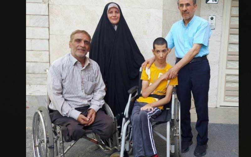 اجتماع برخی حامیان احمدینژاد در مقابل خانهاش اجتماع برخی حامیان احمدینژاد در مقابل خانهاش