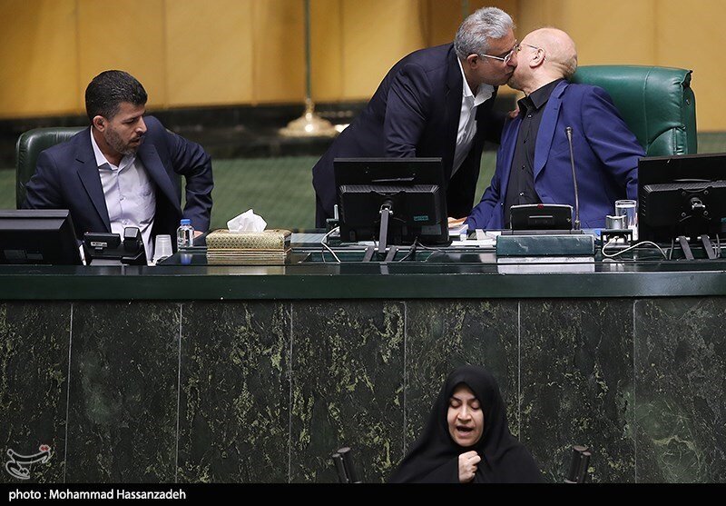 تصاویری متفاوت از روبوسیها در صحن مجلس