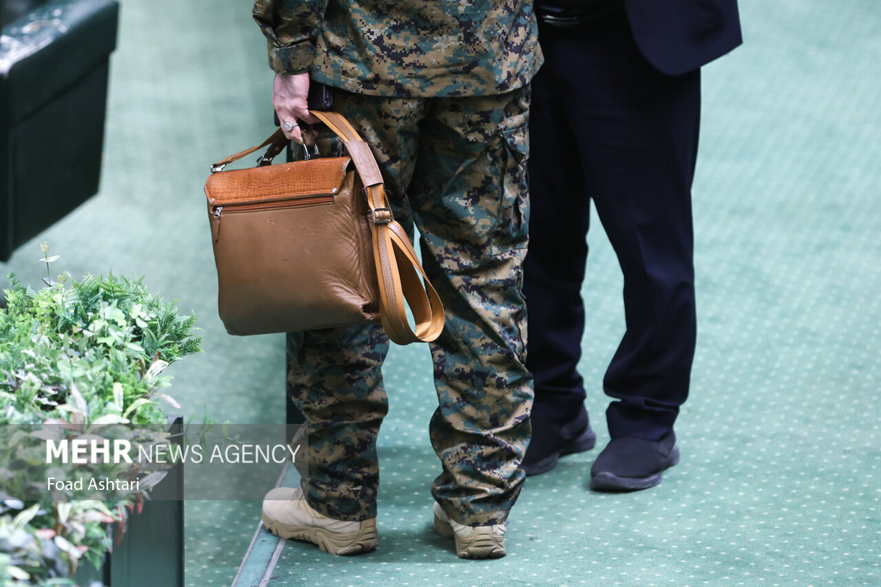 نماینده مجلس، لباس رزم بر تن کرد