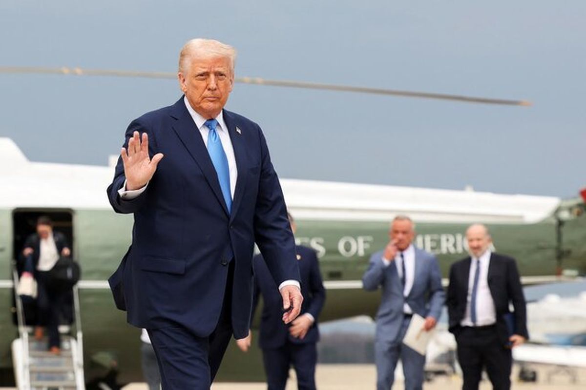 خودنمایی تازه ترامپ با یک شخصیت ابرقهرمانی + عکس خودنمایی تازه ترامپ با یک شخصیت ابرقهرمانی + عکس