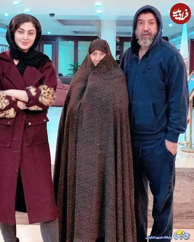 «مریم مومن» در کنار «علی انصاریان و مادرش»