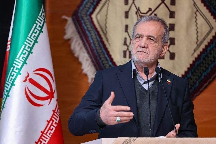 پزشکیان: بعضیها پشت تریبون حرفهای بیربط میزنند و عدهای هم کف میزنند، اما کشور با کف زدن و شعار درست نمیشود/ انتظار معجزه یک شبه در سیاست خارجی یا اقتصاد، با واقعیت سازگار نیست پزشکیان: بعضیها پشت تریبون حرفهای بیربط میزنند و عدهای هم کف میزنند، اما کشور با کف زدن و شعار درست نمیشود/ انتظار معجزه یک شبه در سیاست خارجی یا اقتصاد، با واقعیت سازگار نیست