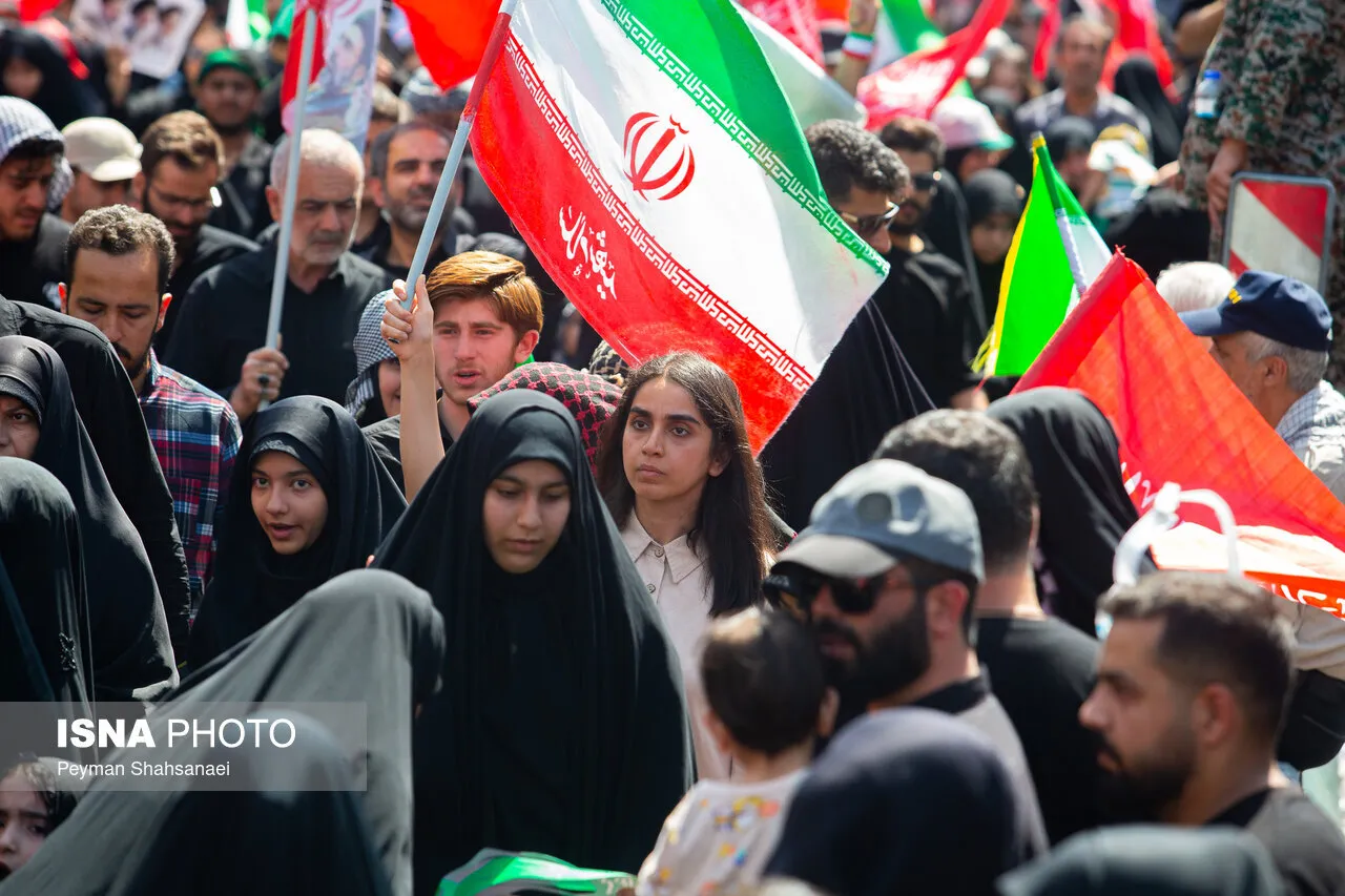 پوشش متفاوت زنان در مراسم تشییع پیکر رهبر شهید انقلاب