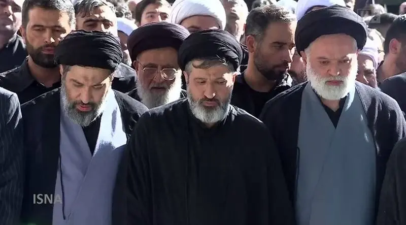 چه کسانی در صف اول نماز رهبر شهید حاضر بودند؟