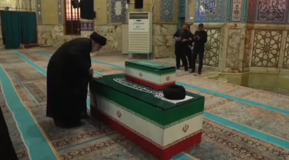 بوسه هادی خامنه‌ای، برادر رهبر شهید بر تابوت ایشان