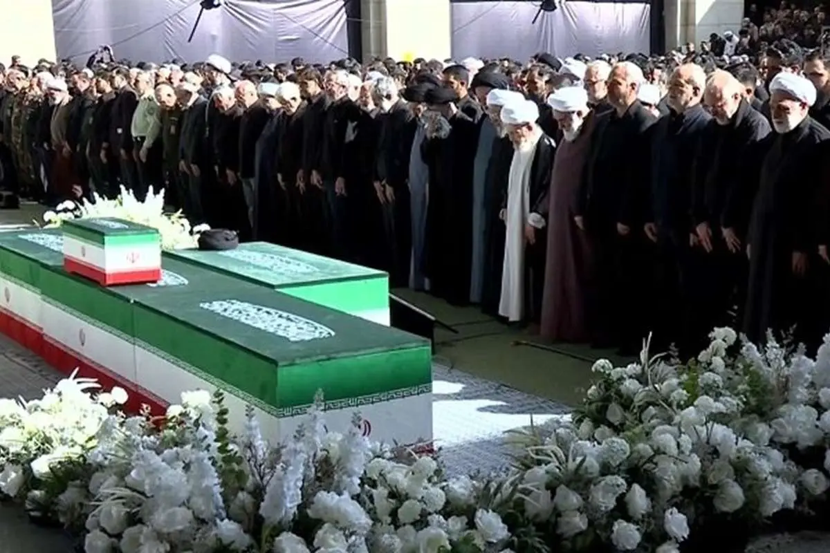 چه کسانی در صف اول نماز رهبر شهید حاضر بودند؟