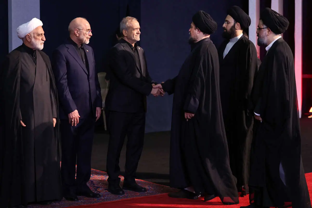 زمان حضور حسن خمینی در حضور تابوت رهبری چه آیه‌ای خوانده شد که مراسم را نیمه کاره ترک کرد!